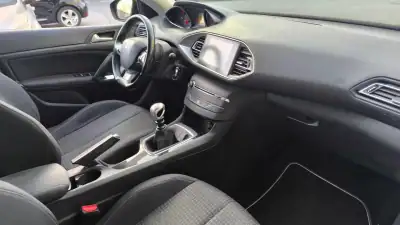Peugeot 308 SW 2018 - 10800 EUR, 175000 km - AUTO.MOTO.pt - 175000km - foto 9 de 16