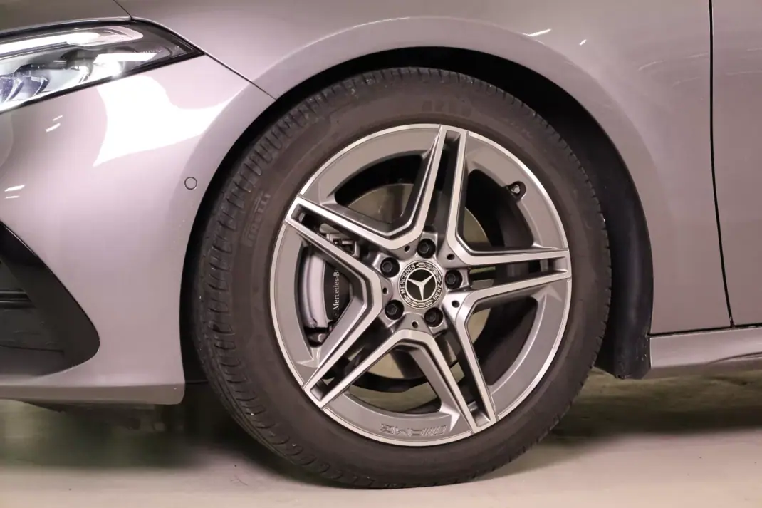 Mercedes-Benz A 180 Limousine 2025 - 39990 EUR, 6272 km - AUTO.MOTO.pt - 6272km - foto 12 de 47