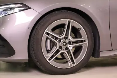 Mercedes-Benz A 180 Limousine 2025 - 39990 EUR, 6272 km - AUTO.MOTO.pt - 6272km - foto 12 de 47