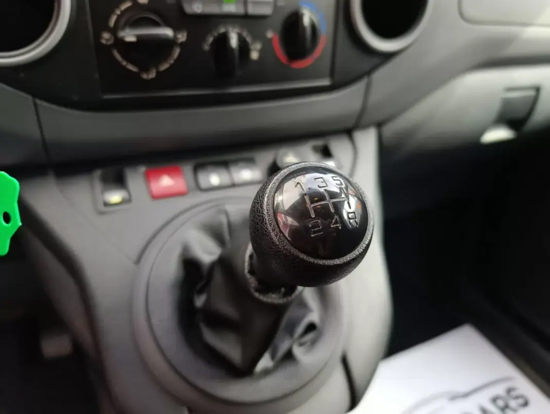 Peugeot Partner 2018 - 10900 EUR, 42380 km - 42380km - foto 9 de 12
