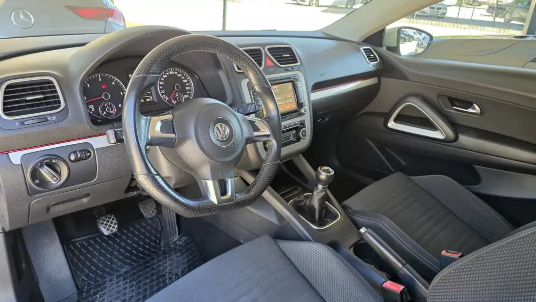 Volkswagen Scirocco 2012 - 13990 EUR, 166000 km - AUTO.MOTO.pt - 166000km - foto 13 de 23
