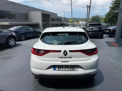 Renault Mégane 2018 - 15500 EUR, 146000 km - AUTO.MOTO.pt - 146000km - foto 5 de 11