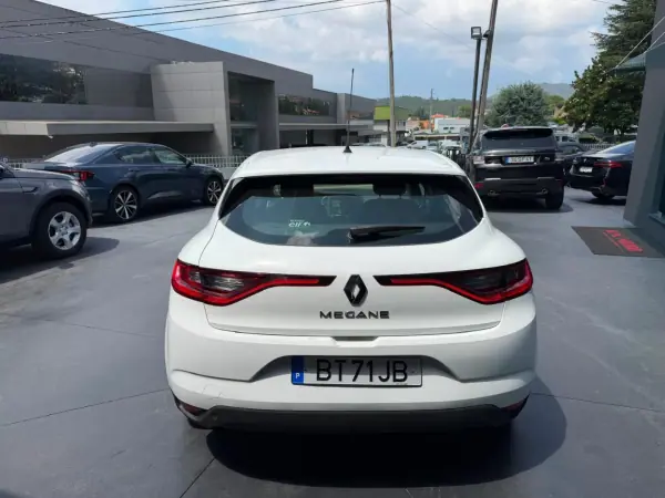 Renault Mégane 2018 - 15500 EUR, 146000 km - AUTO.MOTO.pt - 146000km - foto 5 de 11