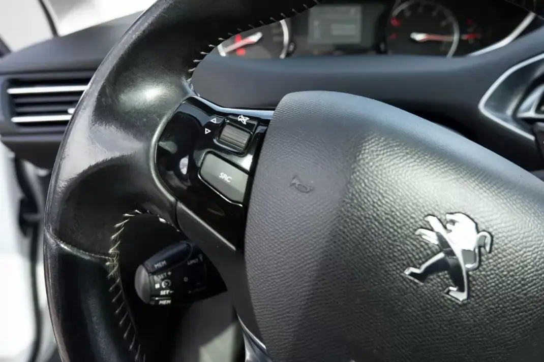 Peugeot 308 2015 - 11999 EUR, 162656 km - AUTO.MOTO.pt - 162656km - foto 19 de 26