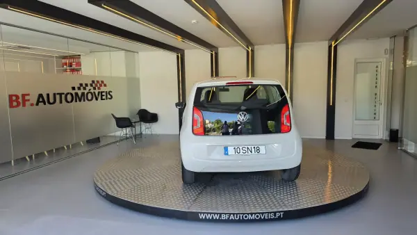 Volkswagen Up! 2016 - 8500 EUR, 79613 km - AUTO.MOTO.pt - 79613km - foto 17 de 49