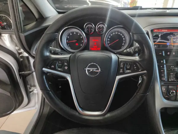 Opel Astra Sports Tourer 2015 - 8350 EUR, 208000 km - AUTO.MOTO.pt - 208000km - foto 25 de 33