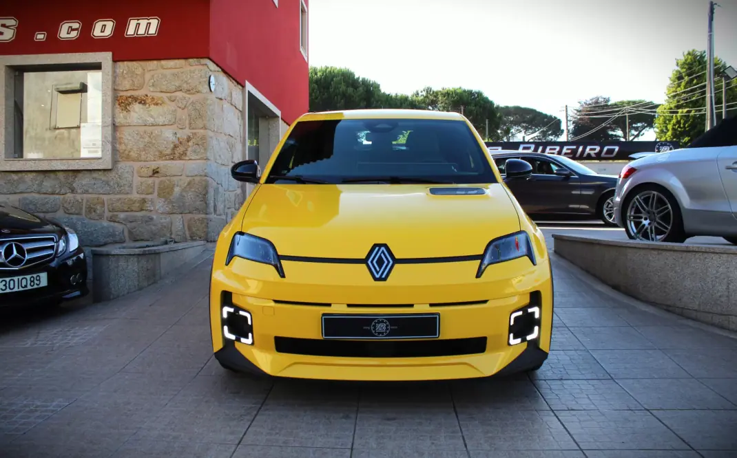 Renault 5 2025 - 28990 EUR, 3000 km - 3000km - foto 2 de 36