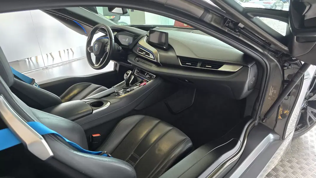 BMW i8 2015 - 62500 EUR, 132830 km - 132830km - foto 47 de 50