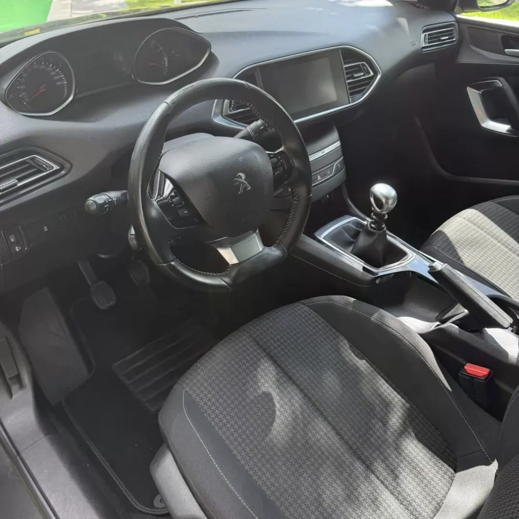 Peugeot 308 2019 - 11990 EUR, 129400 km - AUTO.MOTO.pt - 129400km - foto 15 de 20