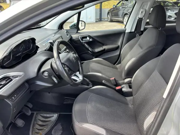 Peugeot 208 2017 - 11990 EUR, 95200 km - AUTO.MOTO.pt - 95200km - foto 10 de 12