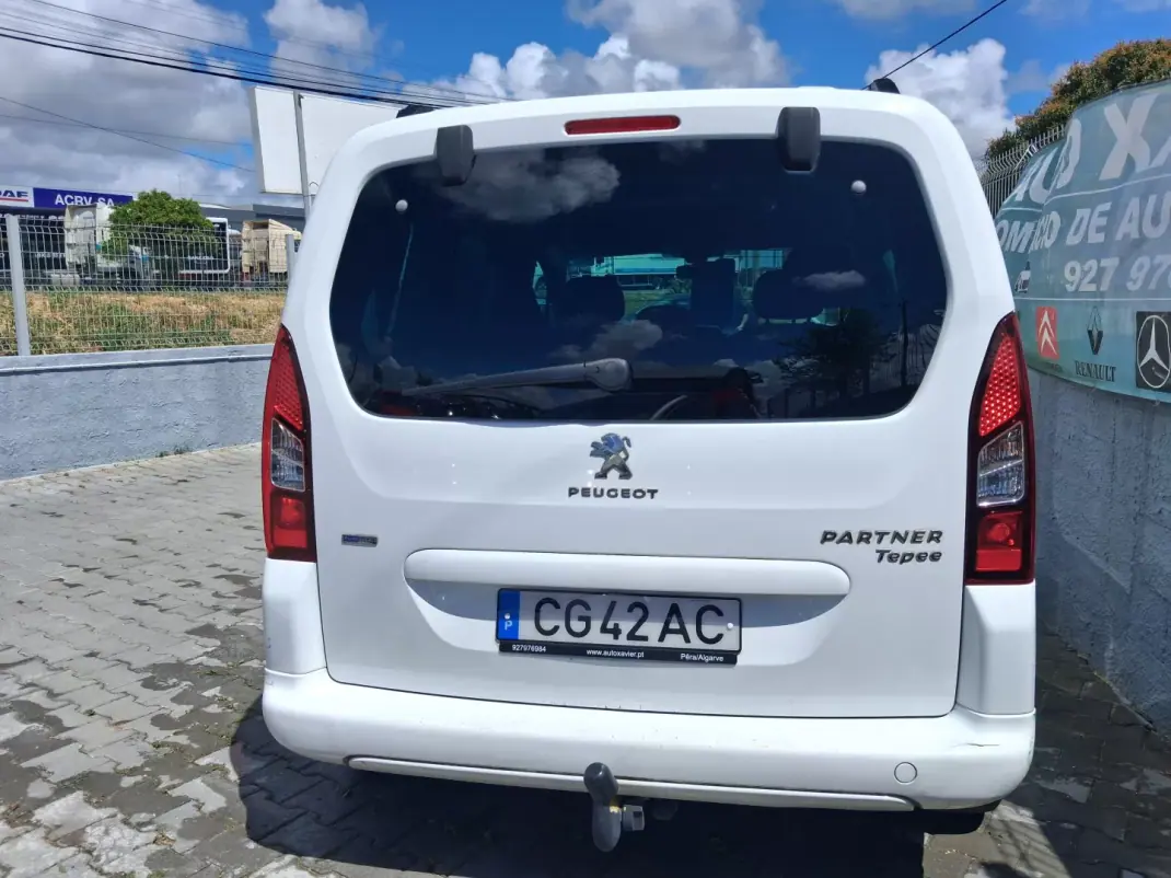 Peugeot Partner 2017 - 10800 EUR, 105000 km - AUTO.MOTO.pt - 105000km - foto 4 de 14