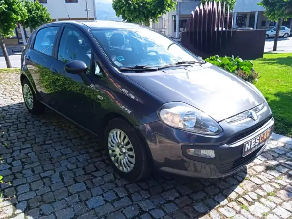 Fiat Punto Evo 2011 - 5490 EUR, 240107 km - AUTO.MOTO.pt - 240107km - foto 3 de 9