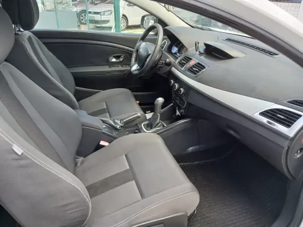Renault Mégane Coupe 2010 - 7950 EUR, 115752 km - AUTO.MOTO.pt - 115752km - foto 23 de 25