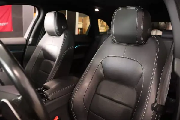 Jaguar F-Pace 2018 - 33900 EUR, 70000 km - AUTO.MOTO.pt - 70000km - foto 12 de 39