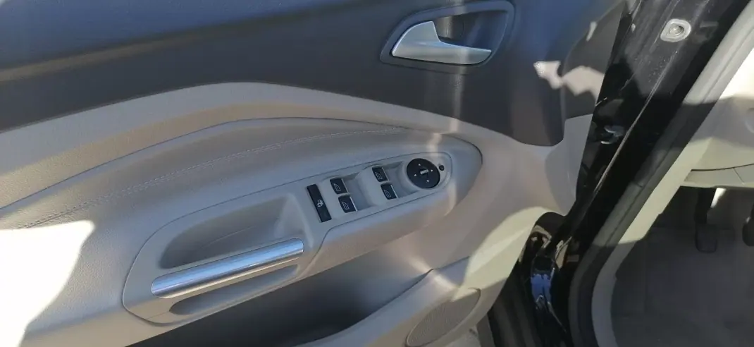 Ford C-Max 2012 - 11600 EUR, 170350 km - AUTO.MOTO.pt - 170350km - foto 9 de 15