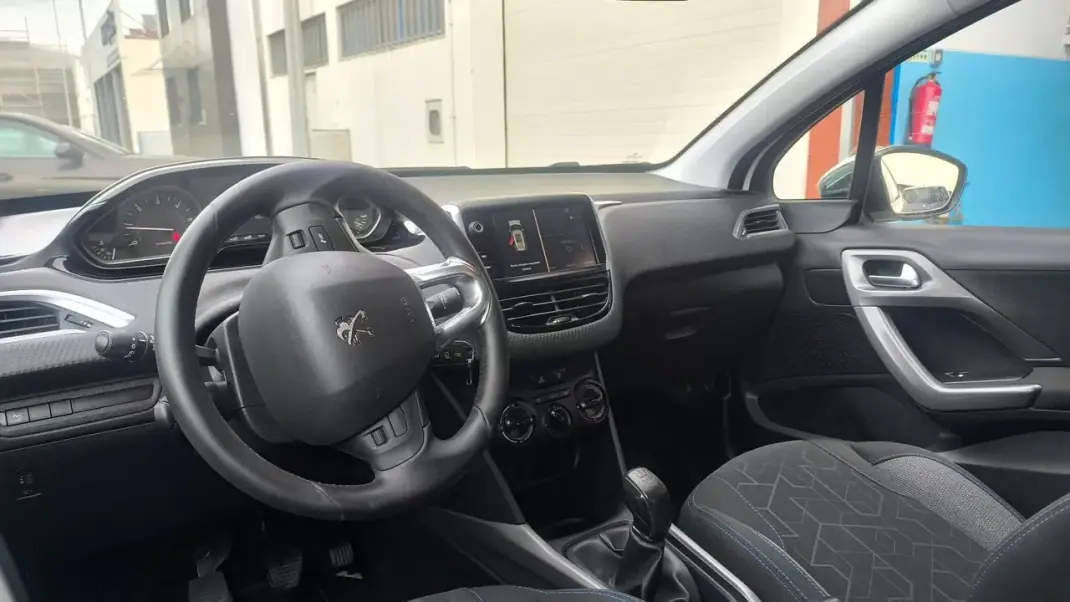 Peugeot 2008 2017 - 10900 EUR, 145000 km - AUTO.MOTO.pt - 145000km - foto 13 de 16