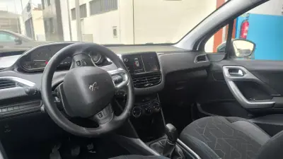 Peugeot 2008 2017 - 10900 EUR, 145000 km - AUTO.MOTO.pt - 145000km - foto 13 de 16