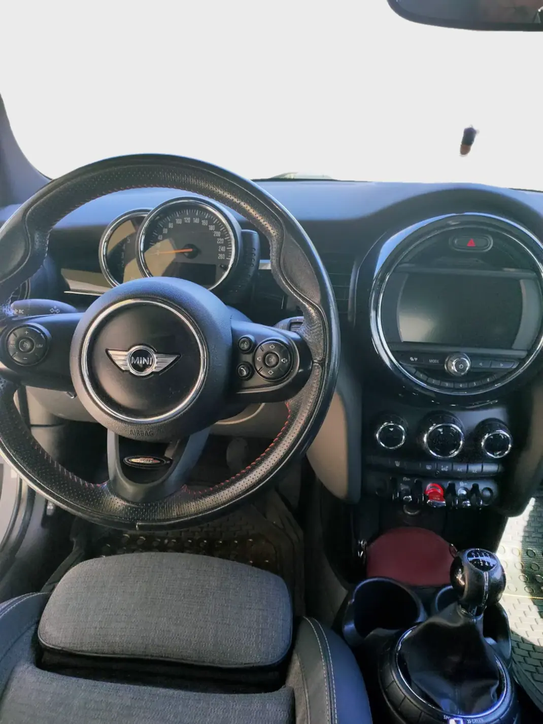MINI 5 Portas 2016 - 15500 EUR, 184000 km - AUTO.MOTO.pt - 184000km - foto 5 de 6