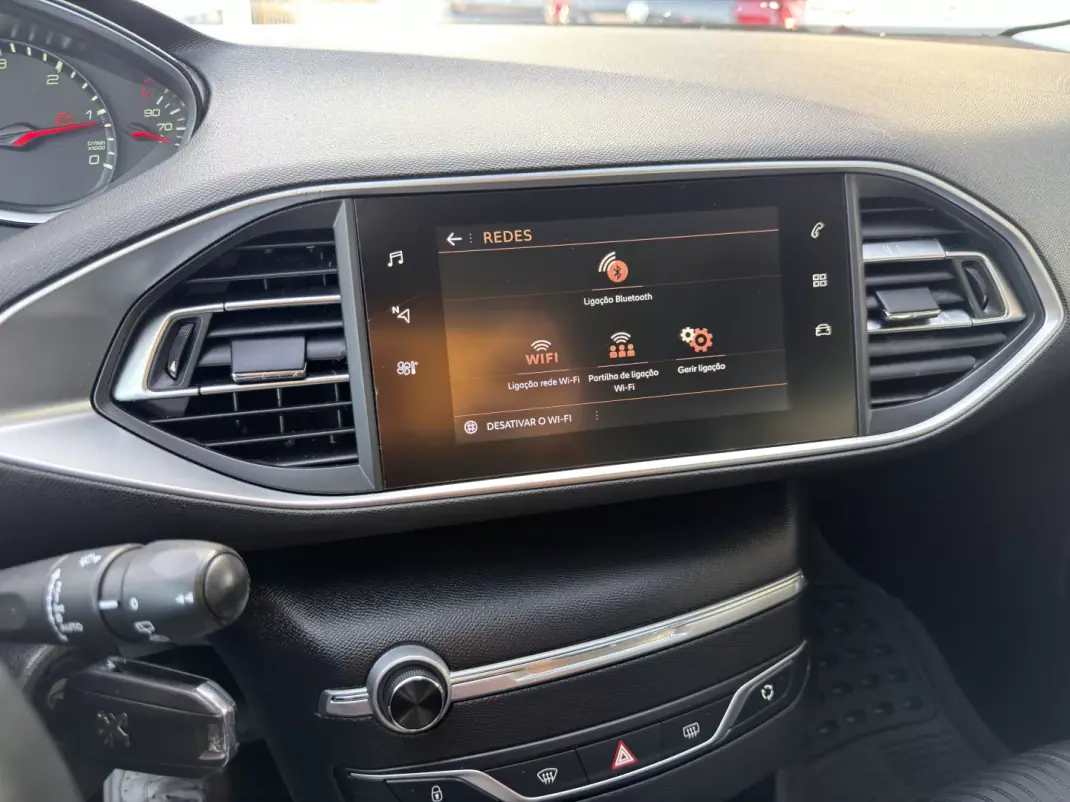 Peugeot 308 2020 - 12990 EUR, 128157 km - AUTO.MOTO.pt - 128157km - foto 12 de 13