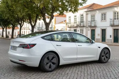 Tesla Model 3 2023 - 30450 EUR, 61000 km - AUTO.MOTO.pt - 61000km - foto 9 de 22