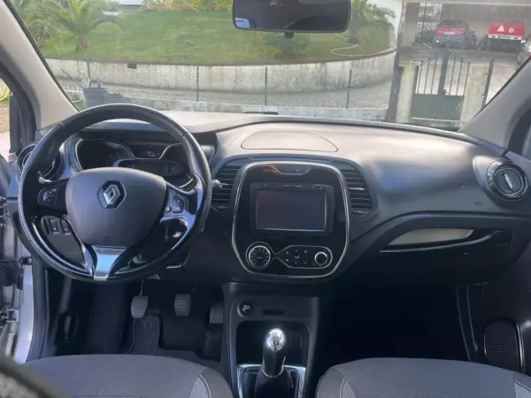 Renault Captur 2016 - 12490 EUR, 139000 km - AUTO.MOTO.pt - 139000km - foto 8 de 10
