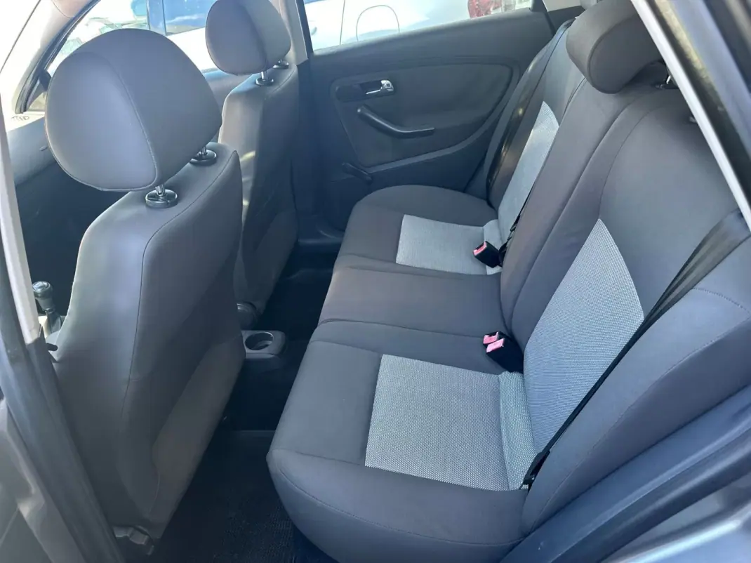 SEAT Ibiza 2005 - 5490 EUR, 145000 km - AUTO.MOTO.pt - 145000km - foto 4 de 7