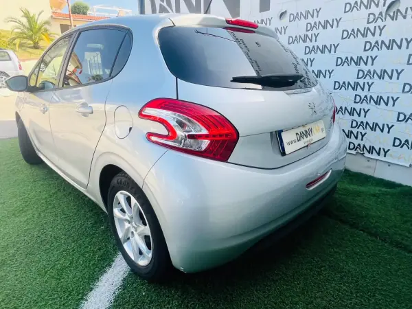 Peugeot 208 2013 - 7900 EUR, 154000 km - AUTO.MOTO.pt - 154000km - foto 6 de 12