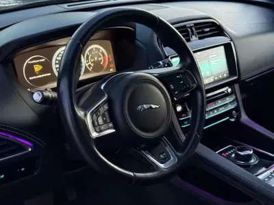 Jaguar F-Pace 2016 - 30999 EUR, 144450 km - AUTO.MOTO.pt - 144450km - foto 27 de 33