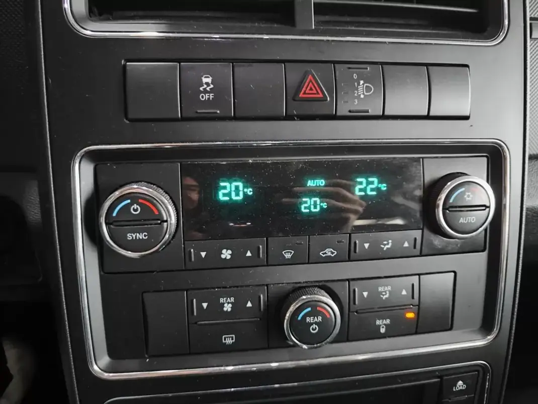 Dodge Journey 2010 - 11750 EUR, 113500 km - AUTO.MOTO.pt - 113500km - foto 31 de 36