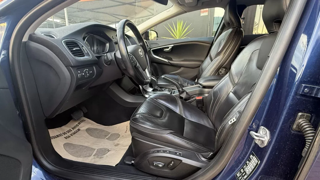 Volvo V40 Cross Country 2015 - 1 EUR, 185000 km - AUTO.MOTO.pt - 185000km - foto 20 de 26