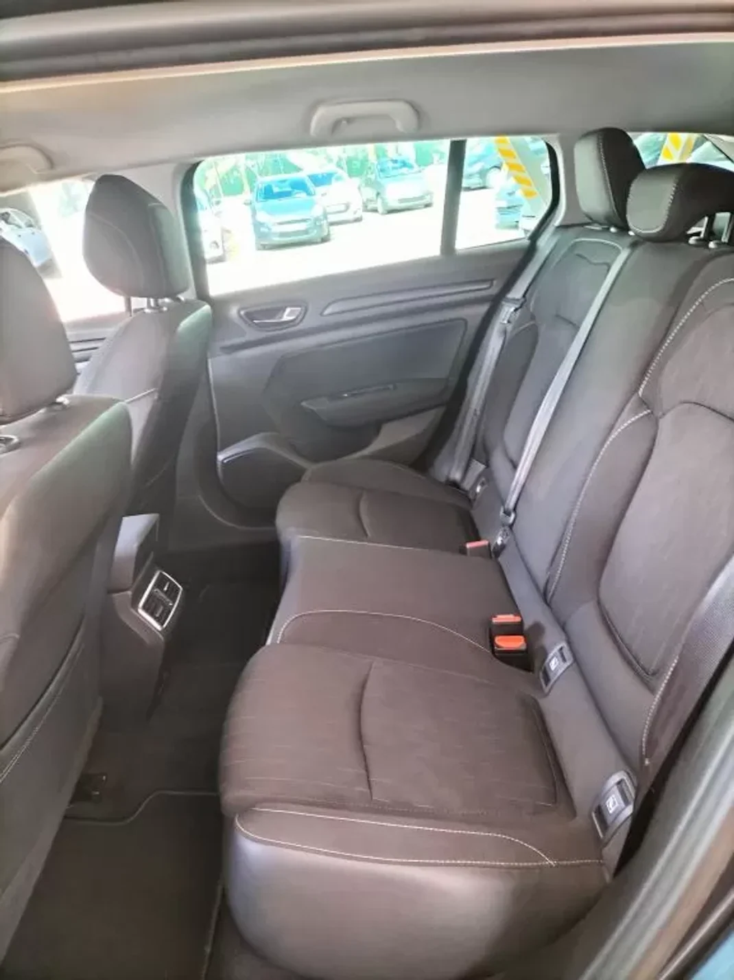 Renault Mégane Sport Tourer 2019 - 17950 EUR, 80000 km - AUTO.MOTO.pt - 80000km - foto 12 de 13