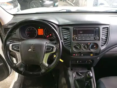 Mitsubishi L200 2.4 DI-D CE 3LUG Club Invite 4WD 2019 - 22900 EUR, 126430 km - AUTO.MOTO.pt - 126430km - foto 4 de 10