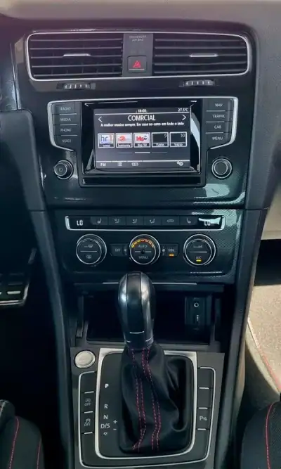 Volkswagen Golf 2015 - 22490 EUR, 108000 km - AUTO.MOTO.pt - 108000km - foto 14 de 28