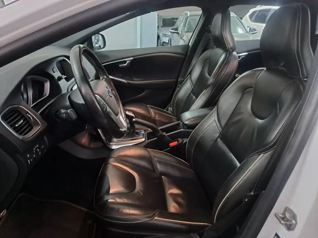 Volvo V40 2015 - 12990 EUR, 179950 km - AUTO.MOTO.pt - 179950km - foto 9 de 29
