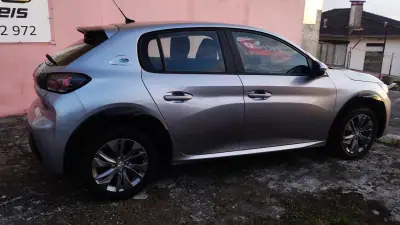 Peugeot e-208 2021 - 17500 EUR, 49000 km - AUTO.MOTO.pt - 49000km - foto 4 de 37
