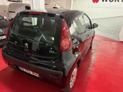 Peugeot 107 2013 - 6250 EUR, 116000 km - AUTO.MOTO.pt - 116000km - foto 4 de 26