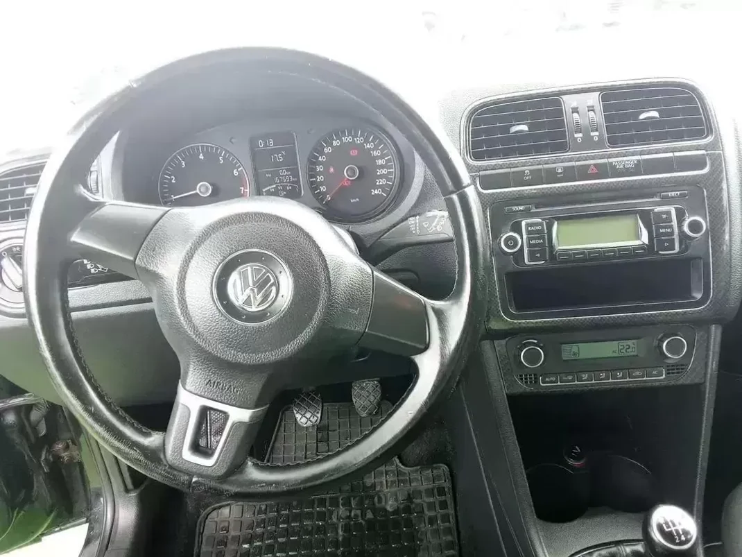 Volkswagen Polo 2010 - 6900 EUR, 167587 km - AUTO.MOTO.pt - 167587km - foto 6 de 13