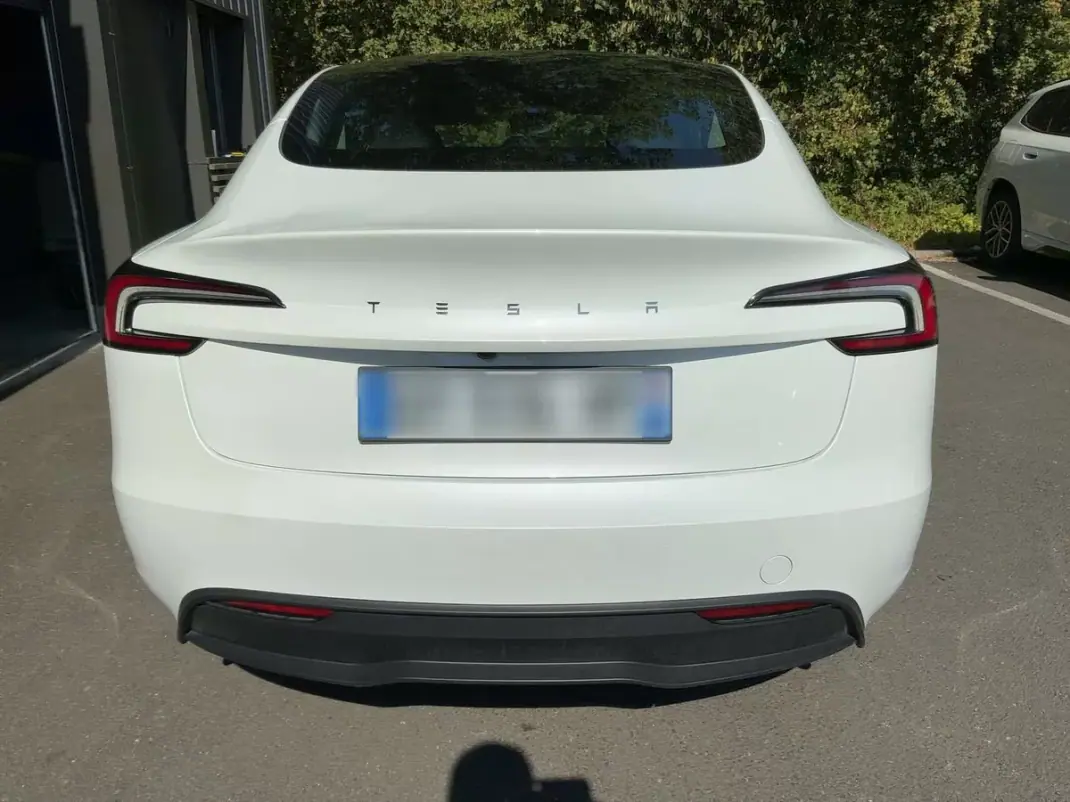 Tesla Model 3 2024 - 35900 EUR, 56621 km - 56621km - foto 11 de 15