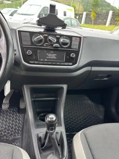 Volkswagen Cross Up! 2018 - 13990 EUR, 101322 km - AUTO.MOTO.pt - 101322km - foto 11 de 14