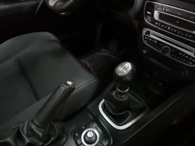 Renault Mégane Coupe 2011 - 7490 EUR, 258000 km - AUTO.MOTO.pt - 258000km - foto 17 de 20