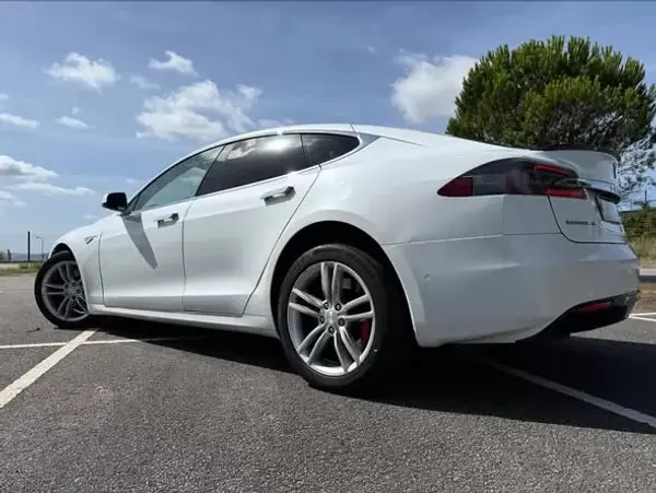 Tesla Model S 2015 - 27500 EUR, 162000 km - AUTO.MOTO.pt - 162000km - foto 5 de 21