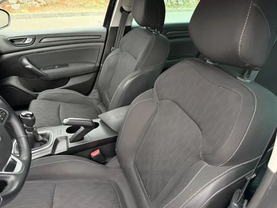 Renault Mégane Sport Tourer 2019 - 12900 EUR, 128050 km - AUTO.MOTO.pt - 128050km - foto 10 de 18