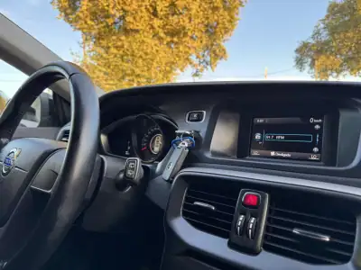 Volvo V40 Cross Country 2014 - 13500 EUR, 149000 km - AUTO.MOTO.pt - 149000km - foto 28 de 34