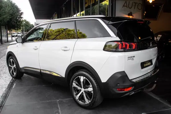 Peugeot 5008 2021 — foto 2 de 35