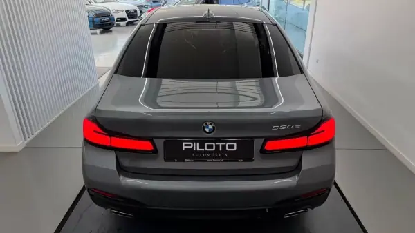 BMW 530e 2022 - 28990 EUR, 181352 km - AUTO.MOTO.pt - 181352km - foto 11 de 33