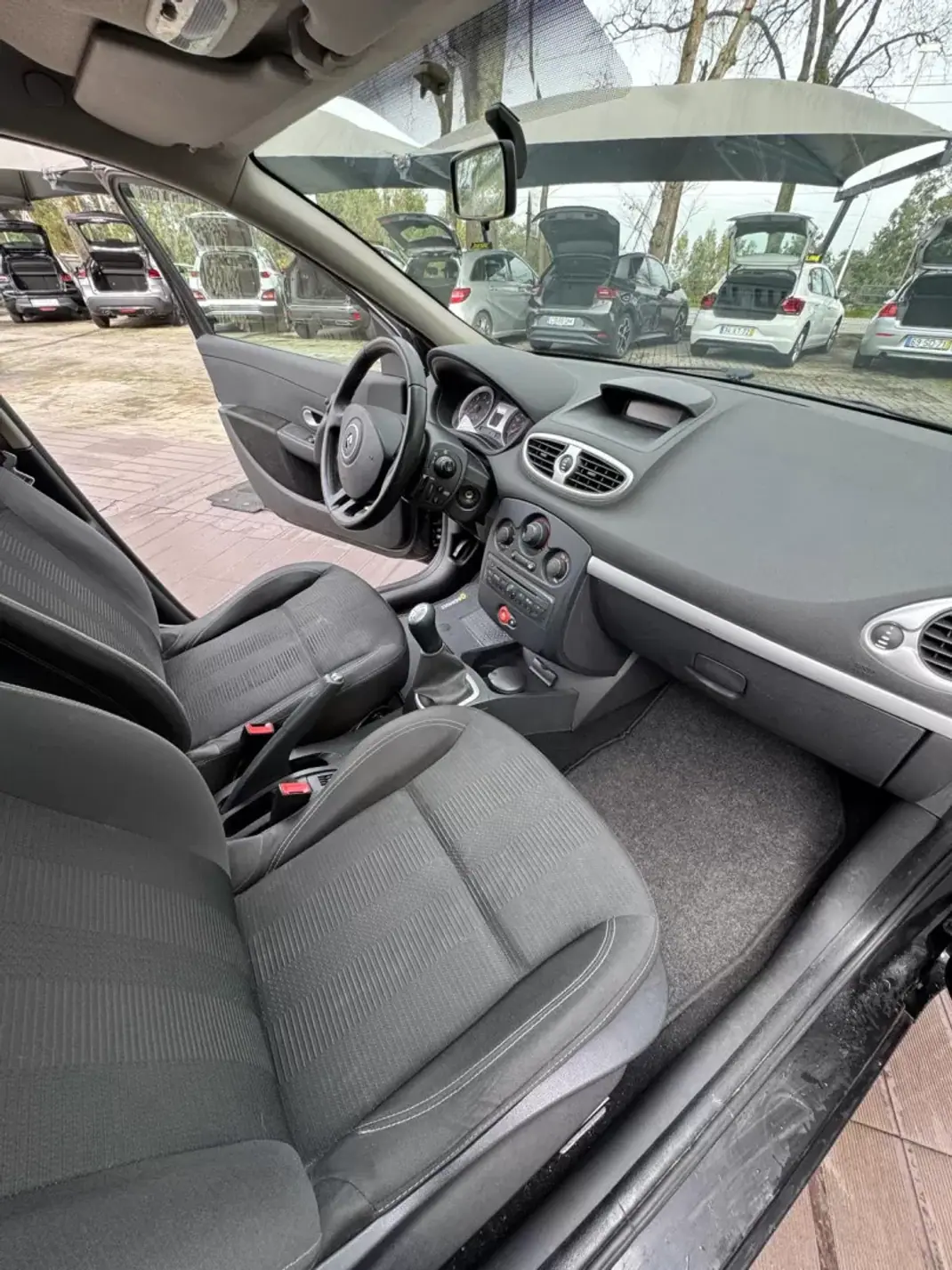 Renault Clio 2010 - 5900 EUR, 171000 km - AUTO.MOTO.pt - 171000km - foto 11 de 13