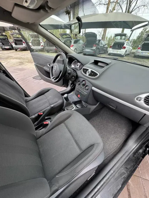 Renault Clio 2010 - 5900 EUR, 171000 km - AUTO.MOTO.pt - 171000km - foto 11 de 13