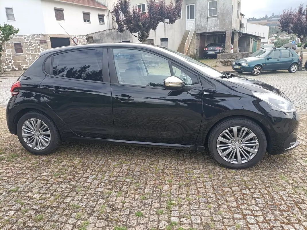 Peugeot 208 2017 - 8500 EUR, 215800 km - AUTO.MOTO.pt - 215800km - foto 5 de 12