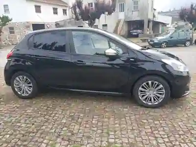 Peugeot 208 2017 - 8500 EUR, 215800 km - AUTO.MOTO.pt - 215800km - foto 5 de 12