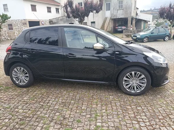 Peugeot 208 2017 - 8500 EUR, 215800 km - AUTO.MOTO.pt - 215800km - foto 5 de 12